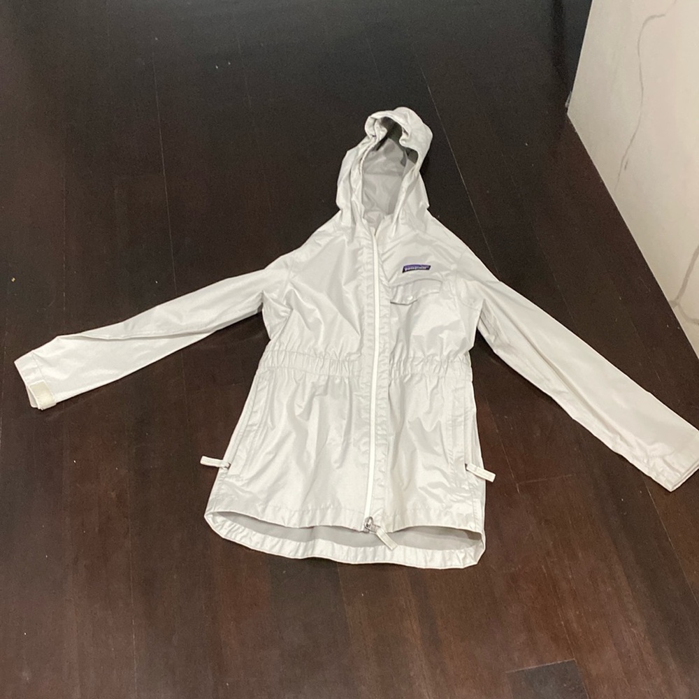 Girls Patagonia Rain Coat w/ zipper pockets size 7/8 raincoat w/ hood. Adorable!